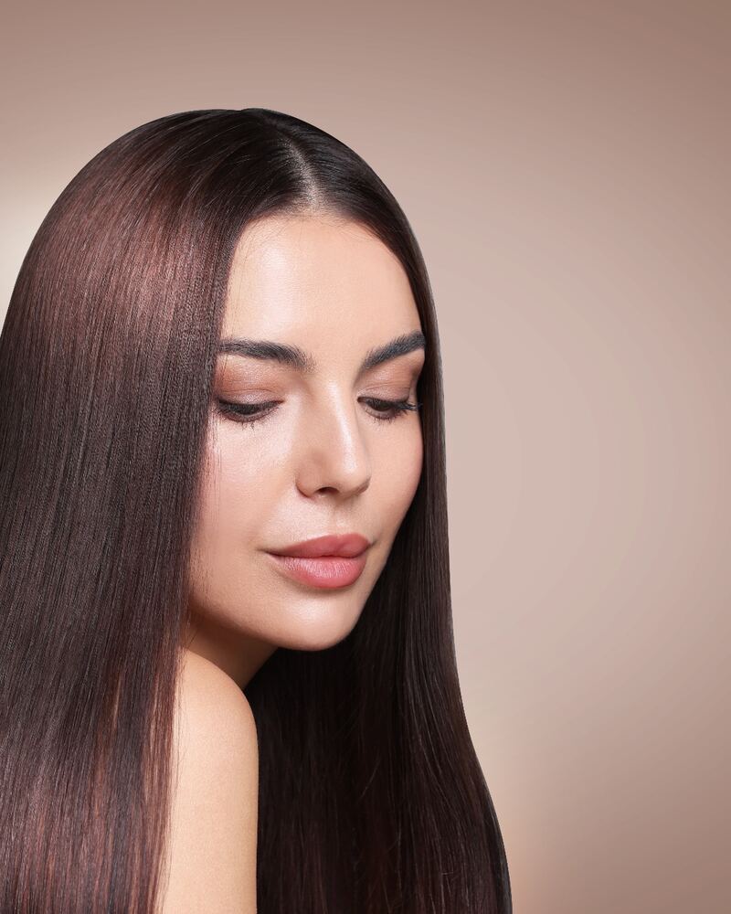 Mujer con una melena lisa de color castaño cálido y brillante