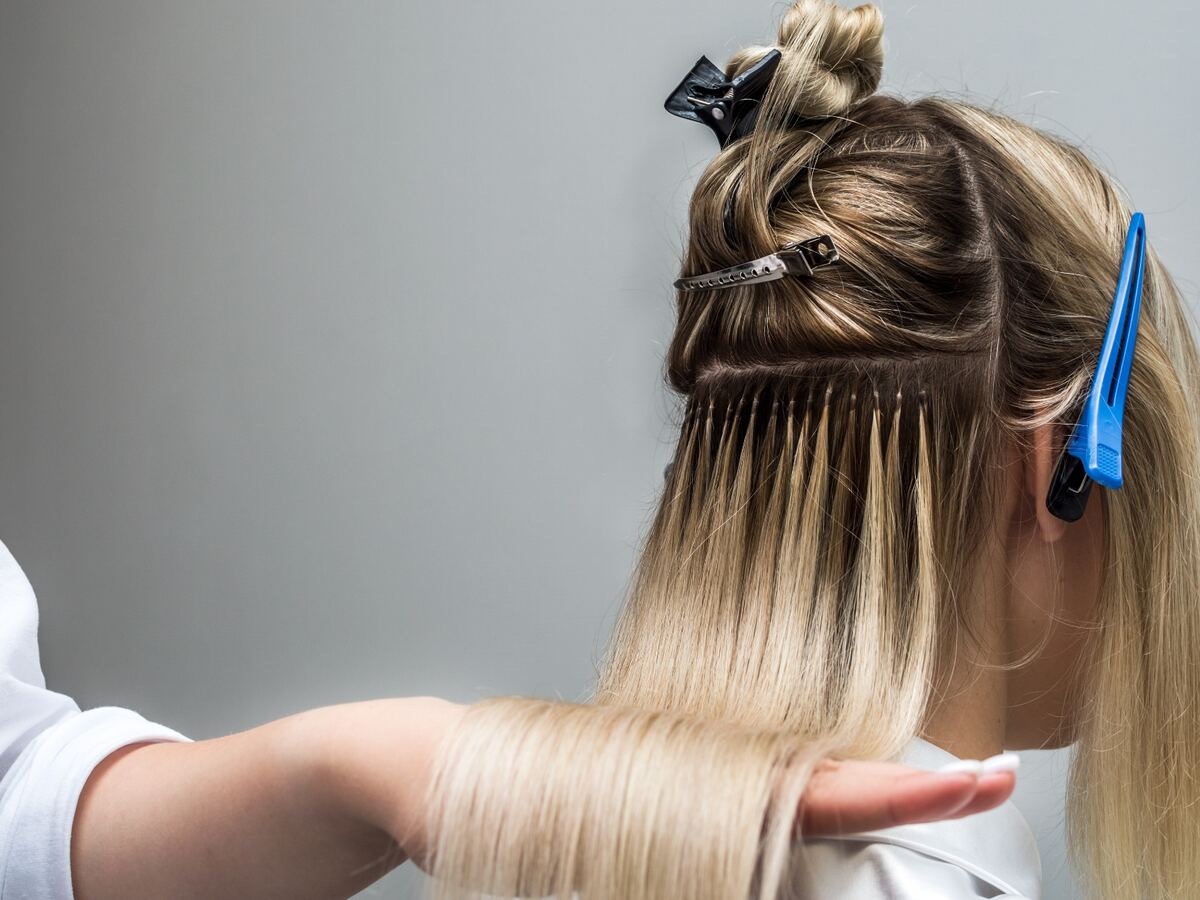 Fila de extensiones colocada en horizontal sobre el pelo separado en secciones