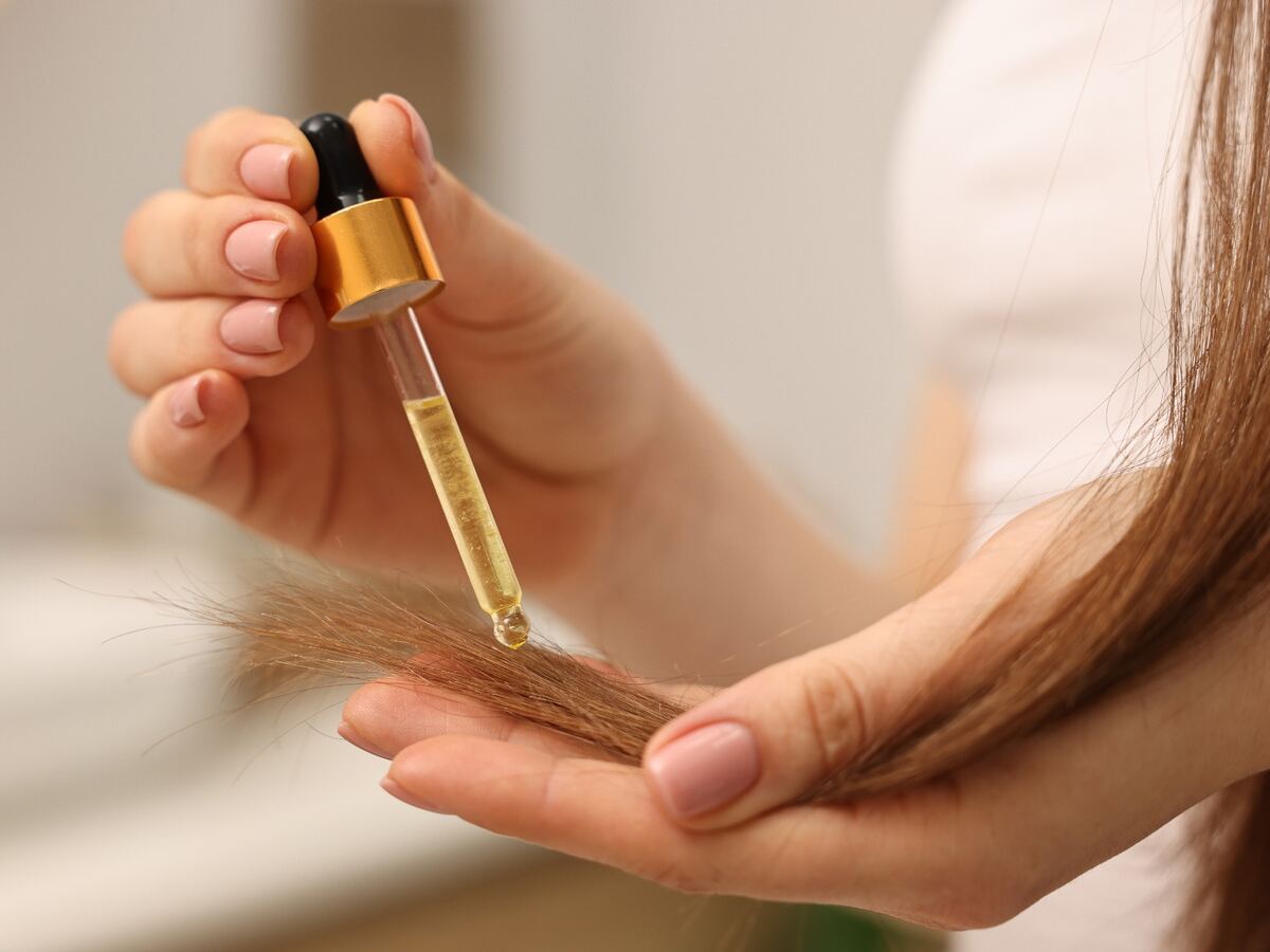 Cuentagotas con tratamiento reparador sobre las puntas del pelo
